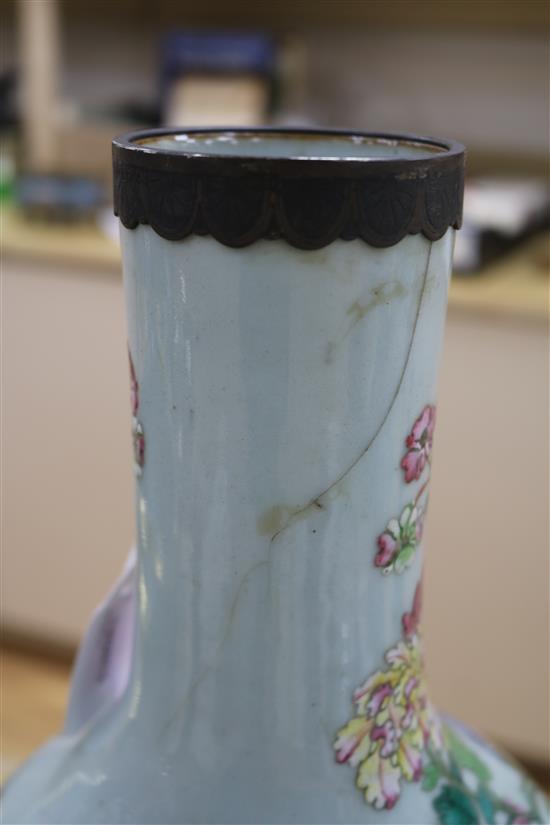 A Chinese famille rose bottle vase, an Export bowl and a blue and white pot
